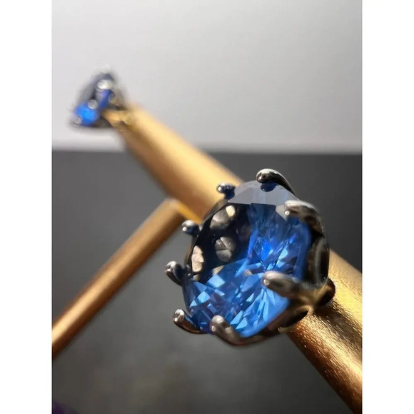 Blue lab spinel sterling silver stud earrings - Picture 2 of 11